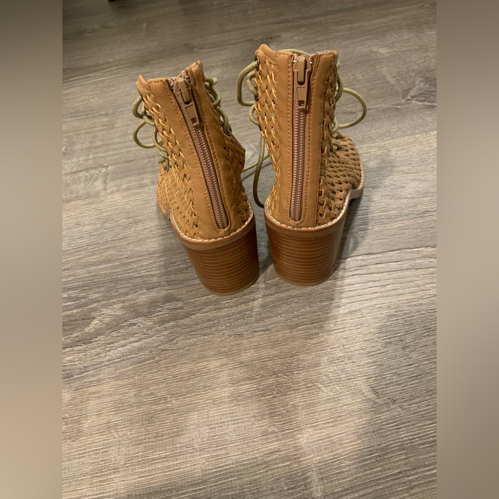 NWOT Jeffrey Campbell - Free People- Lahaina Beige Woven heel - Picture 4 of 6